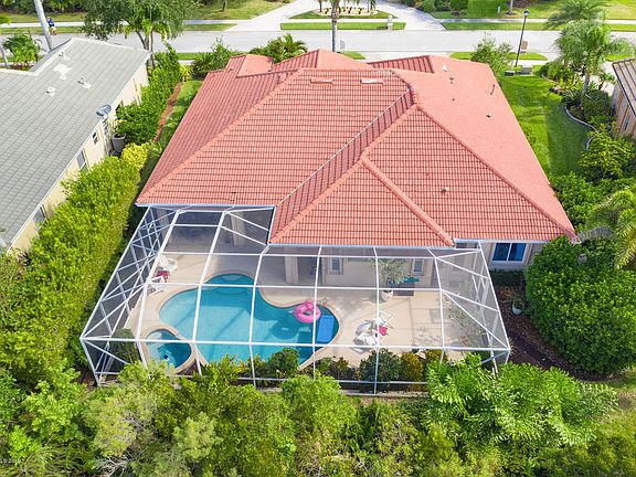 3rd image of 824 Chatsworth Dr