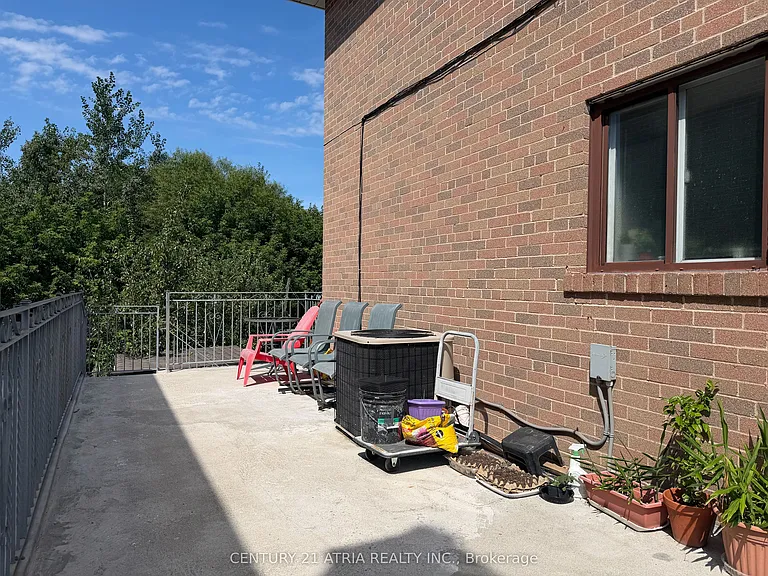 65 Newlin Cres #REAR GROUND FLR — Photo 2