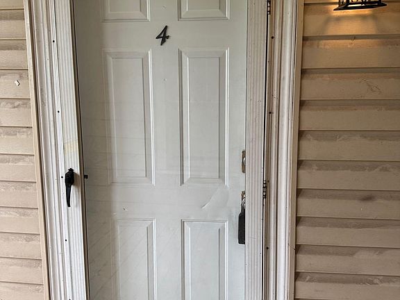 3rd image of 216 College St #4