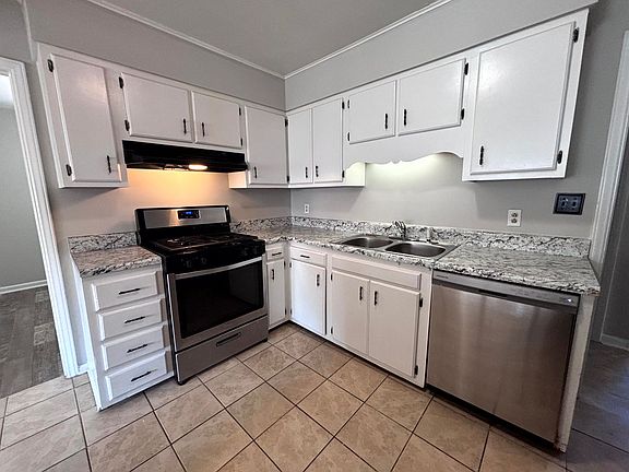 4th image of 557 Waterbury Dr