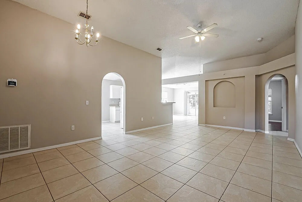 4 bed, 2.0 bath, 1874 sqft, $2,205 — Photo 3