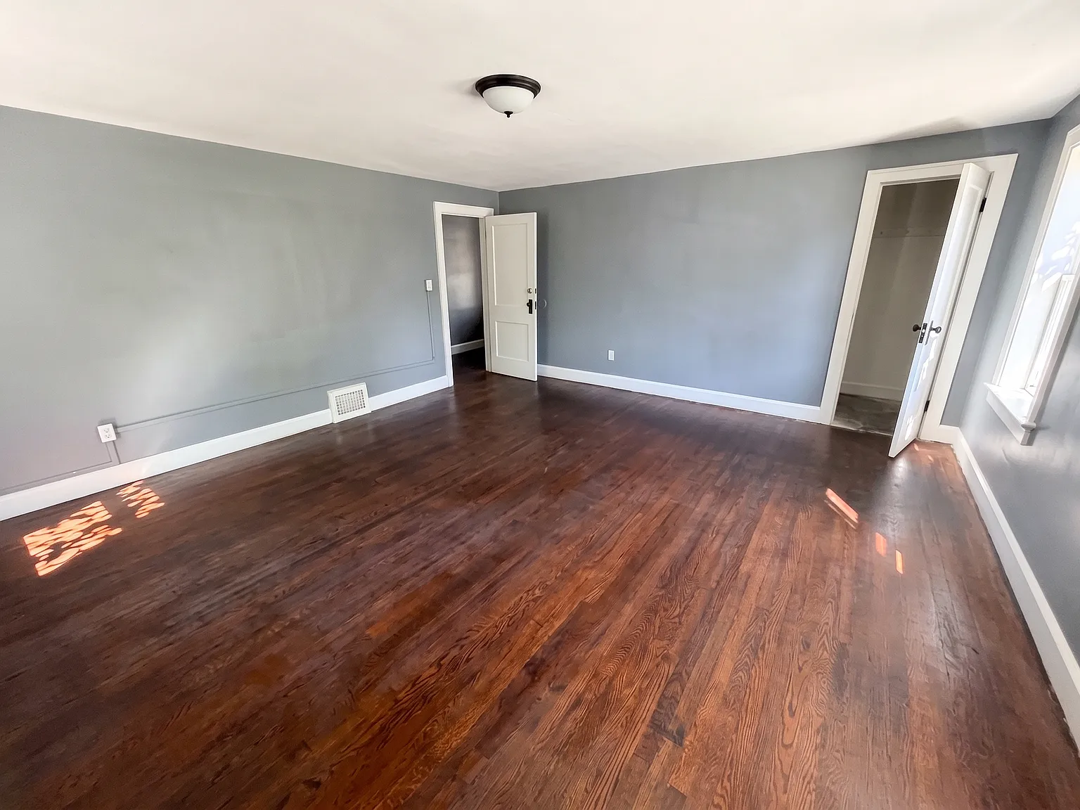 3 bed, 1.5 bath, 2200 sqft, $1,250 — Photo 4