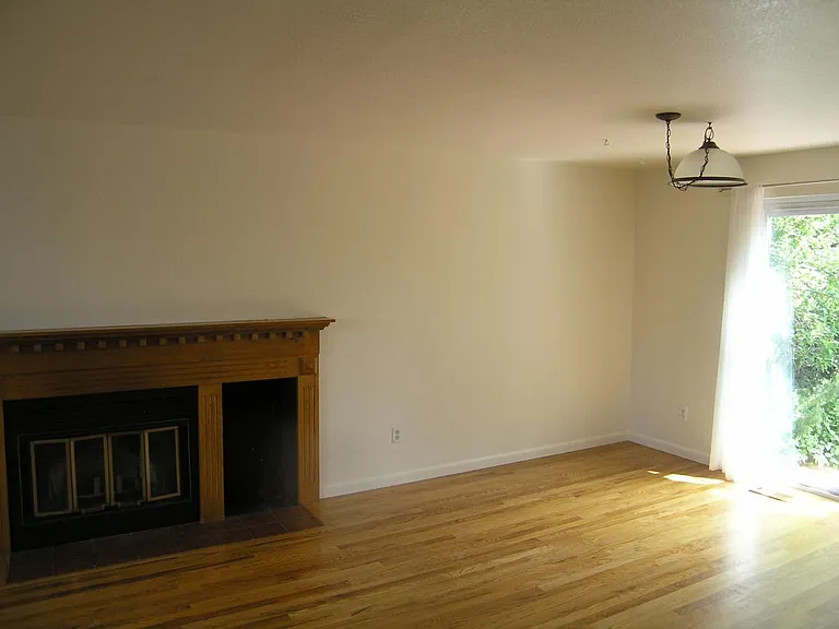 556 W Sycamore St — Photo 4