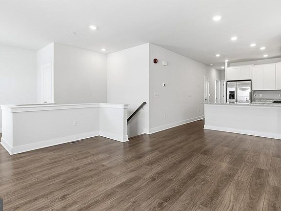 3rd image of 204A Dock St