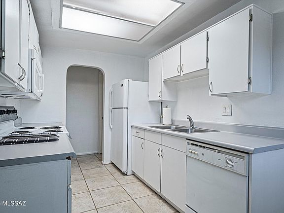 4th image of 3251-3257 N Stone Ave