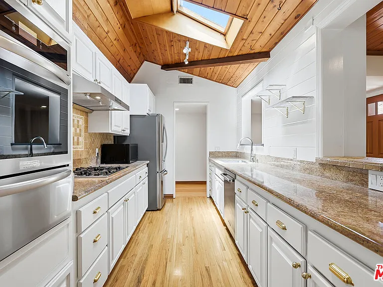 7424 W 81st St — Photo 3