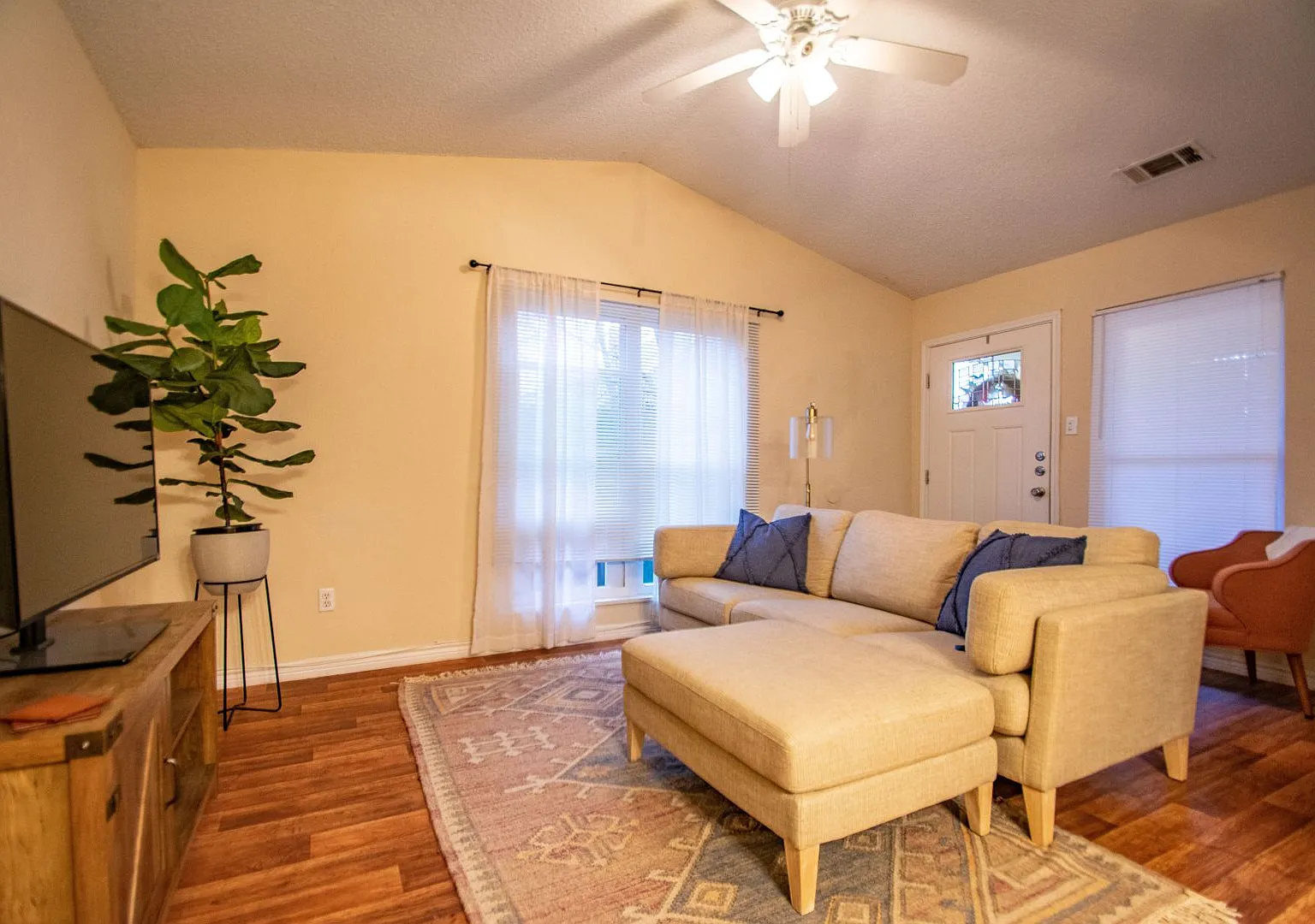Charming Half-Duplex in Fairmount with Garage! — Photo 2