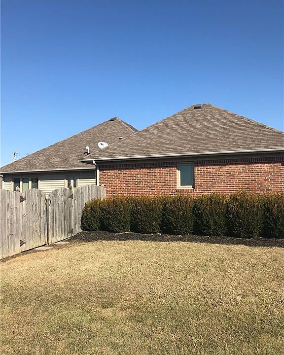 2nd image of 180 Hawthorn Dr