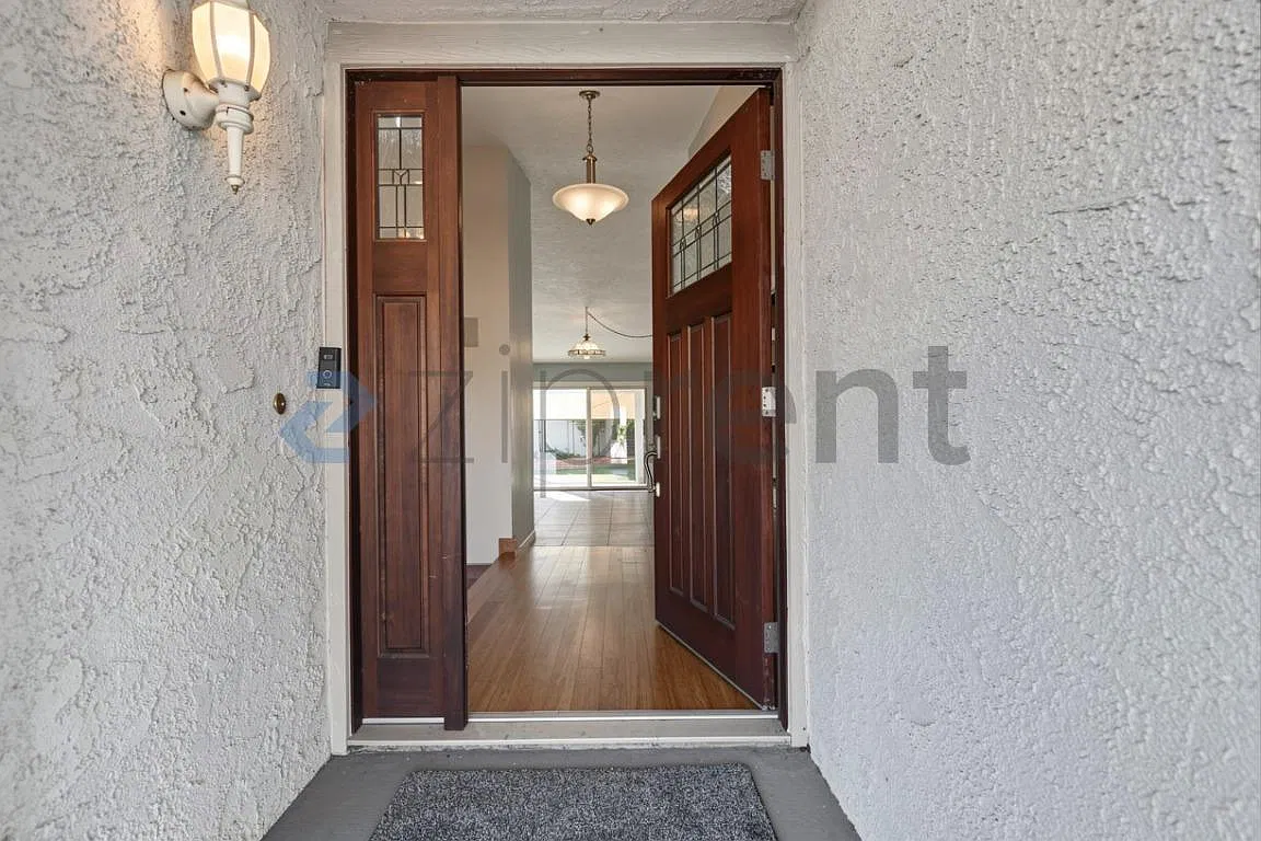 4 bed, 2801 sqft, $4,725 — Photo 4