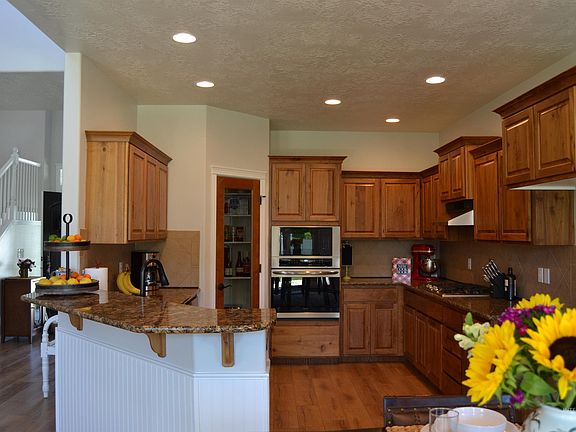 4th image of 562 N Paddington Pl