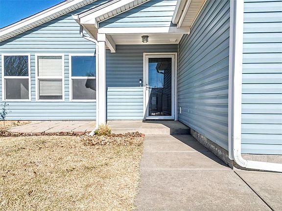 3rd image of 413 Dayflower Ln