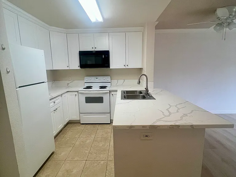 8889 Caminito Plaza Centro #7206 — Photo 3