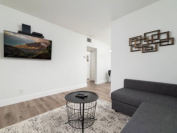2nd image of 720 SE 16th St APT 1