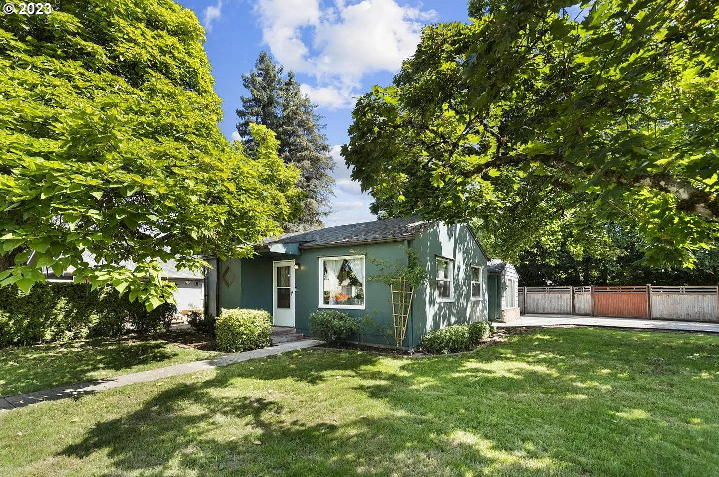 3Bd/1Ba Mid Century Home In Canby~ A/C, 2 Additional Storage, and Spacious Yard — Photo 3