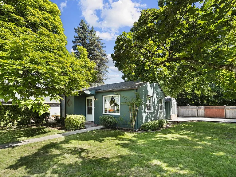 499 SW 5th Ave — Photo 3