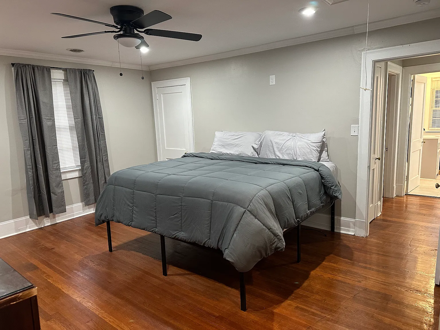 2 bed, 1.5 bath, 1100 sqft, $2,400 — Photo 2