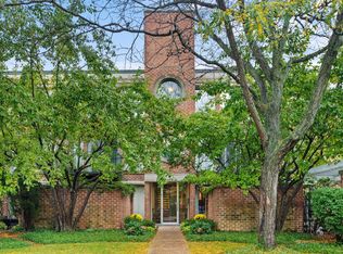 6040 Arbor Ln APT 100, Northfield, IL 60093