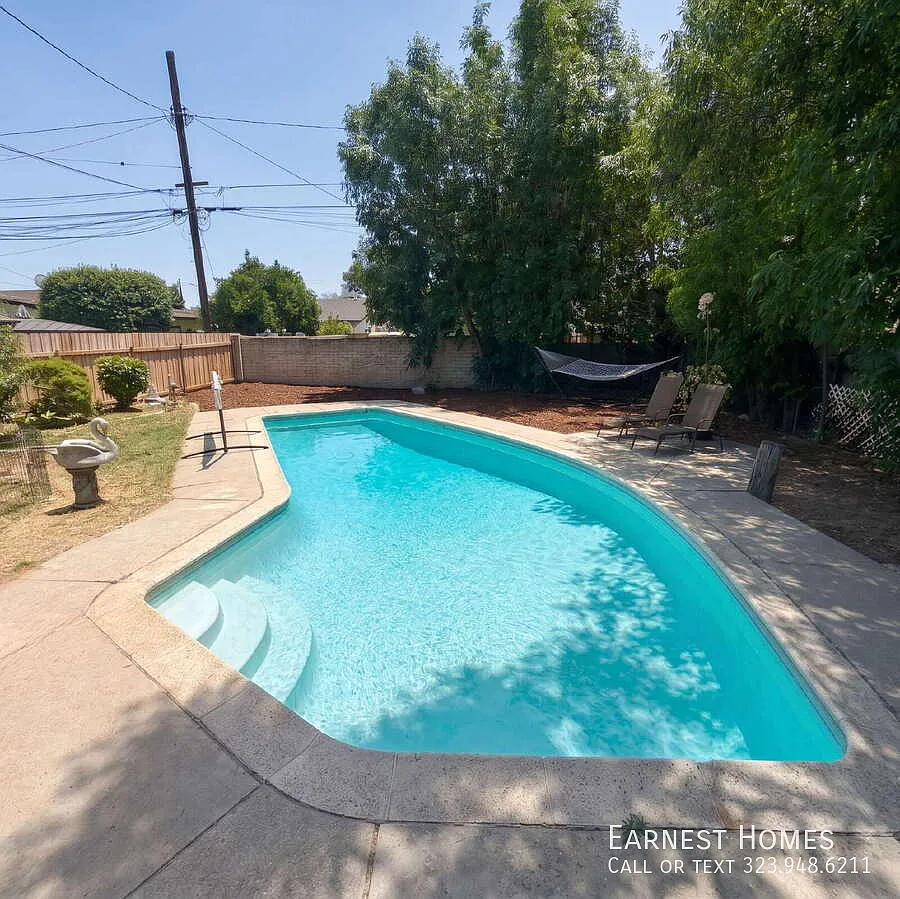 Newly Updated 2 Bed / 1 Bath with Pool, Yard & Washer/Dryer in Mission Hills — Photo 2