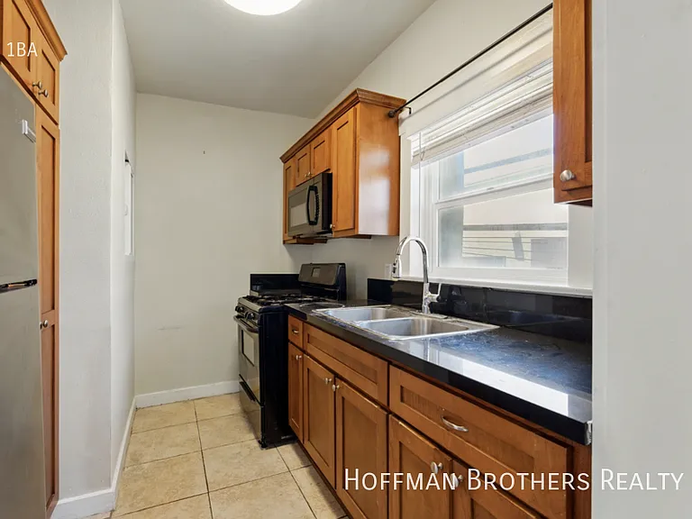 323 W 4th St #203 — Photo 4
