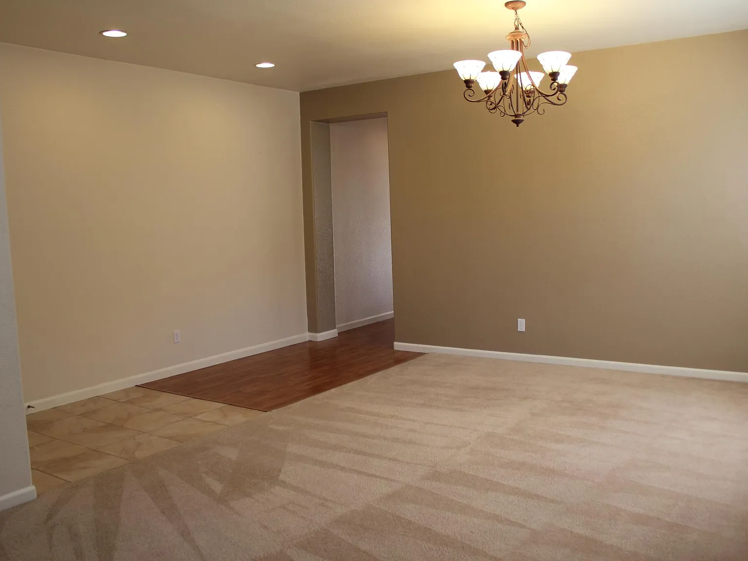 4 bed, 2017 sqft, $2,900 — Photo 4