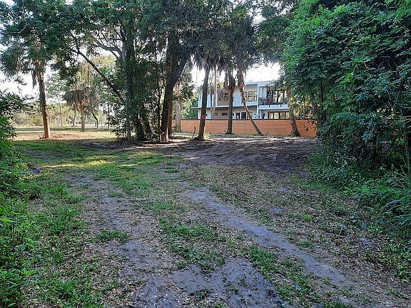4th image of 1090 Begonia St