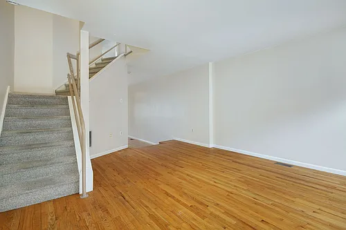 1027 Carpenter St Photo 1