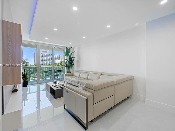3rd image of 19370 Collins Ave APT 507