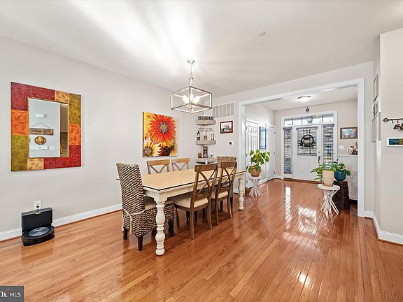 4th image of 264 Deepdale Dr #31