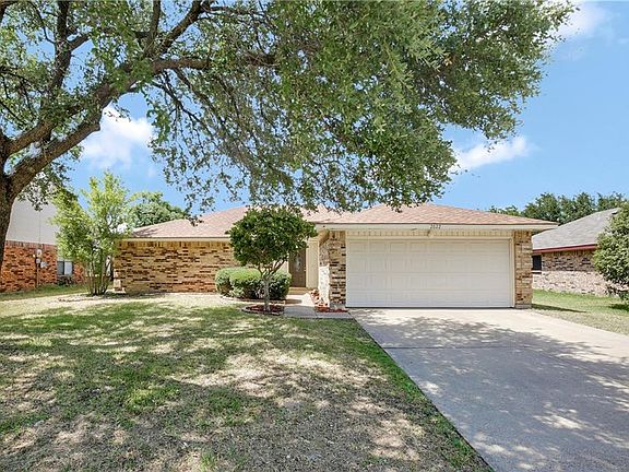 3rd image of 2622 Claremont Dr