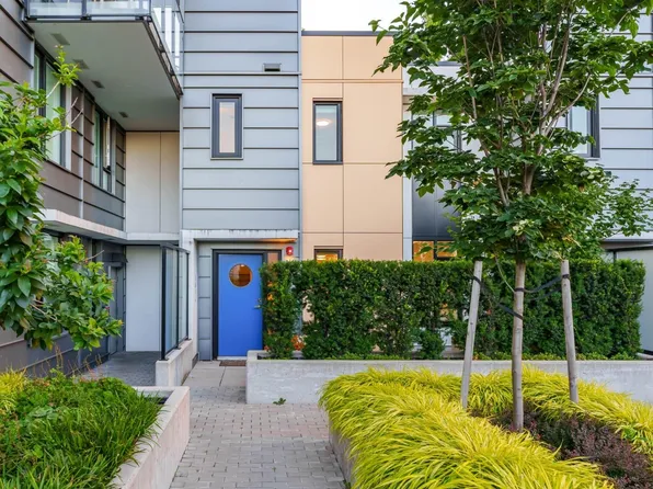 1471 Hunter St #314, North Vancouver, BC V7J 1H3