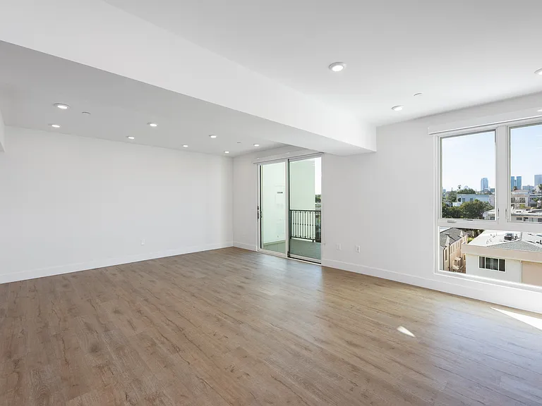 1070 S Holt Ave — Photo 11