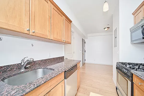 Rented by SERHANT. | media 27