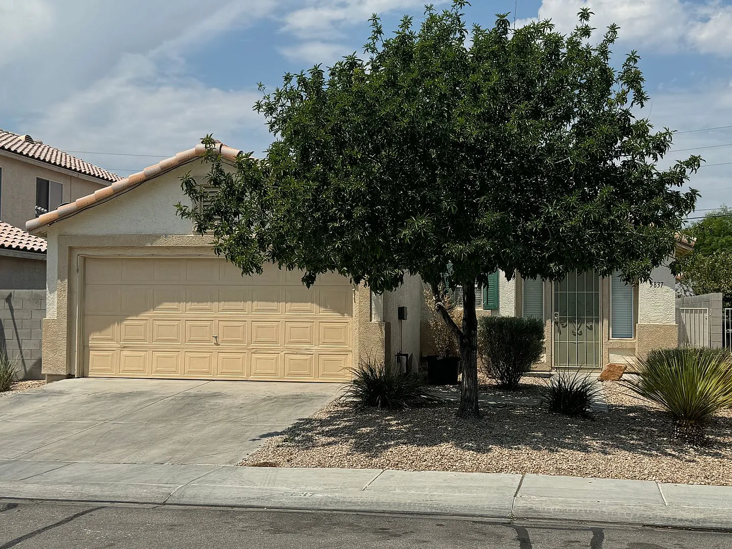 Single Story, 3BR, 2bth, 2 crg — Photo 1
