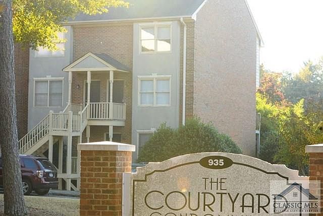 2nd image of 935 Baxter St APT 22