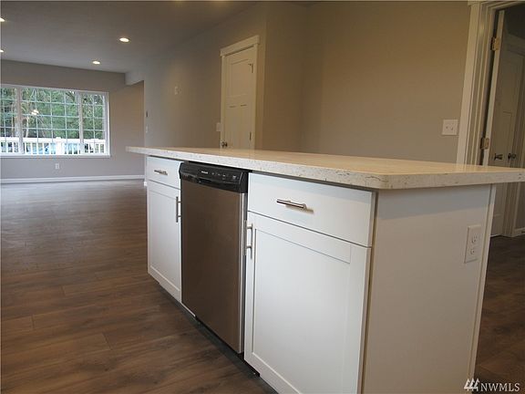 4th image of 1394 NE Franklin Ave