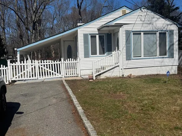 383 Locust Street, Central Islip, NY 11722