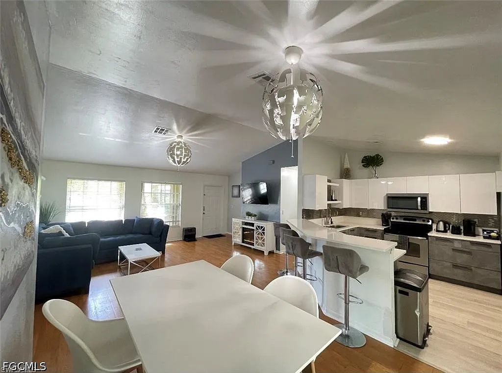 3 bed, 2.0 bath, 1271 sqft, $2,800 — Photo 3