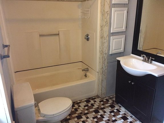 5th image of 583 Laurel Hill Ave