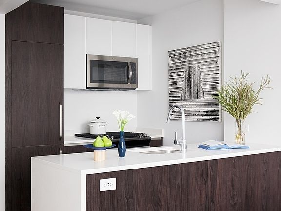 3rd image of 2810 Jackson Ave Penthouse 4F
