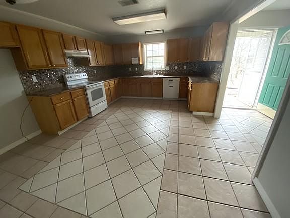 4th image of 94 Logan Ln
