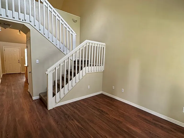 303 Hacienda Ct — Photo 3
