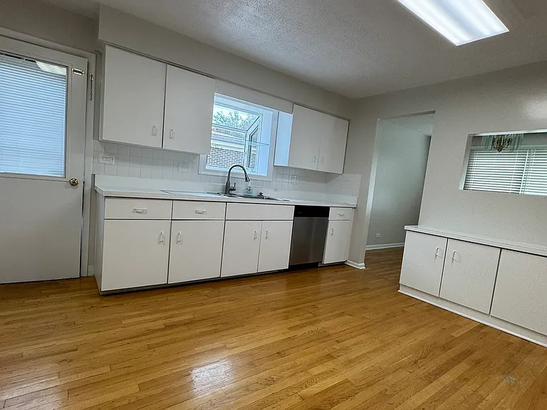 7011 N Hamlin Ave — Photo 3