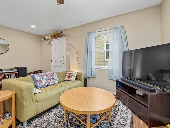 2nd image of 3822 Ridgelea Dr #B