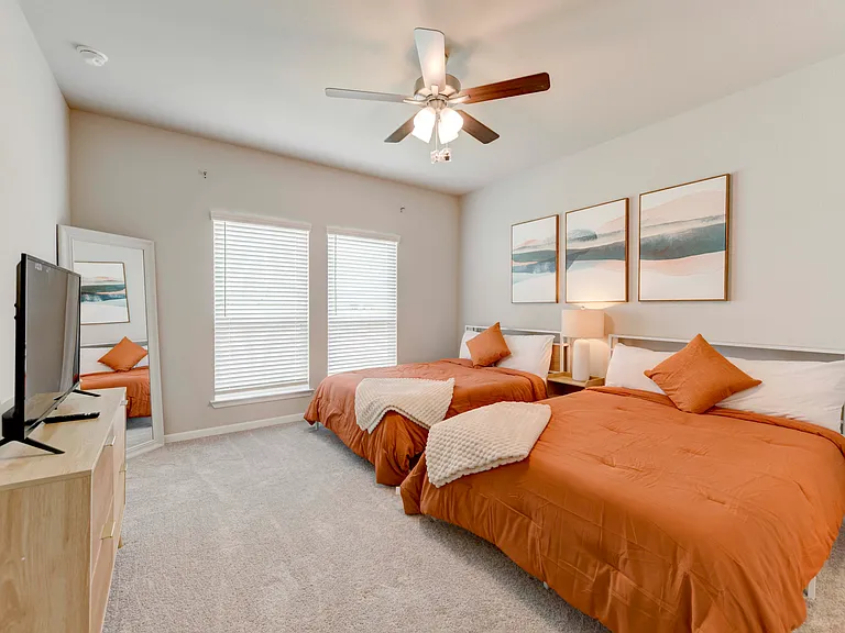 524 Oxford Ln — Photo 13