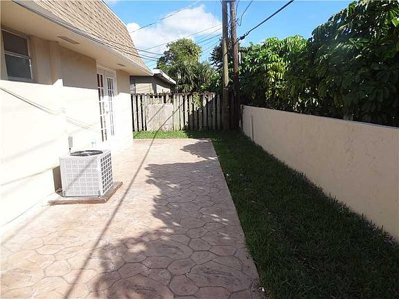 5th image of 6120 SW 48th Ct APT 2