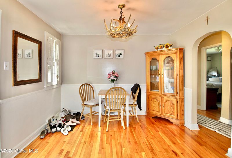 5th image of 324 Kings Road