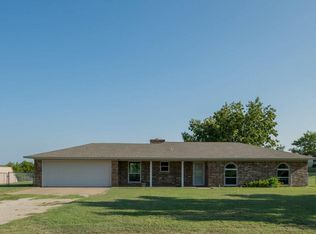 2068 Hill Top Cir, Weatherford, TX 76085