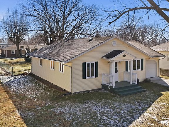 3rd image of 224 Woodstock Dr