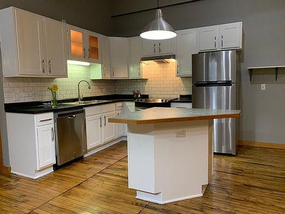 2nd image of 523 Jackson St APT 206