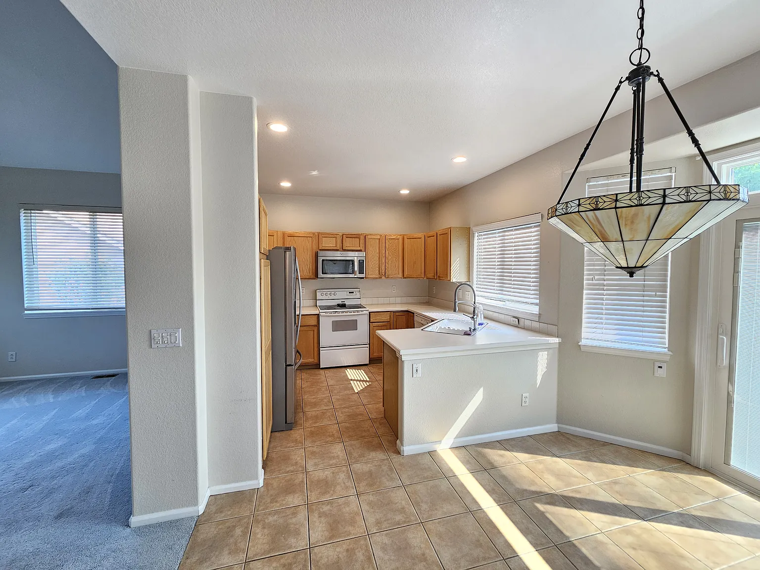 3 bed, 2.5 bath, 2600 sqft, $3,100 — Photo 3